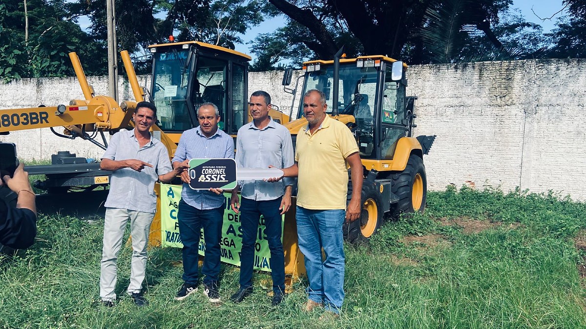  COMPROMISSO CUMPRIDO: Coronel Assis entrega mais de R$ 1,3 milhão de maquinários para fortalecer municípios do interior